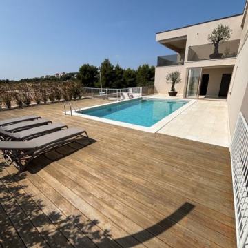 Vrhunsko naselje na samoj plaži Rezalište /  Šibenik