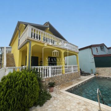 Gornji Karin - kuća 138m2 s bazenom 2 stana! Pogled more!!380000EUR