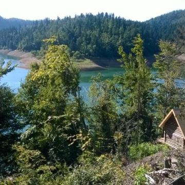 GORSKI KOTAR - BRVNARA NA JEZERU SA 3629m2 TERENA I IZVOROM VODE