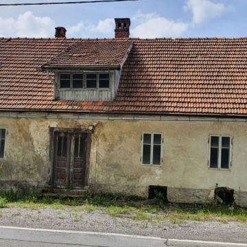 Gorski kotar, starija kuća sa okućnicom do potoka