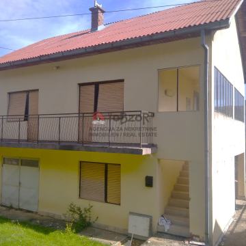 Gračac-SRB, samostojeća kuća s voćnjakom