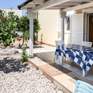 Grad Krk: Namješteni apartman u prizemlju s vrtom