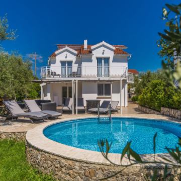 GRAD KRK, okolica – Samostojeća kuća s bazenom i pogledom na more