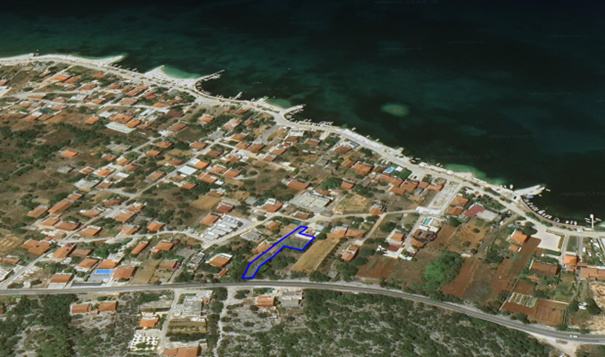 Građevinsko zemljište 150 m od mora sa kućom za obnovu