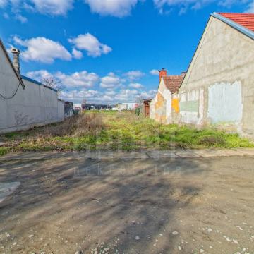 Građevinsko zemljište sa građ. dozvolom za urbanu vilu sa 3 stana