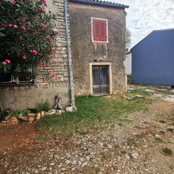Valtura - kuća za adaptaciju s okućnicom 250 m2