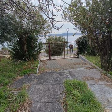 Građevinsko zemljište s kućom, prvi red do mora, šetalište Karma, 486m