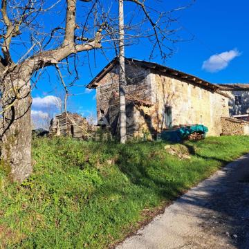 Prilika! Imanje sa 3 kamene kuće i 96301 m2 zemljišta