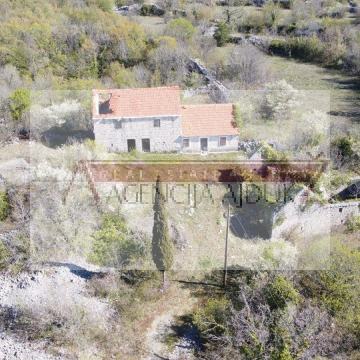 Imotski Lovreć četiri kamene kuće i velika okućnica 13000 m2