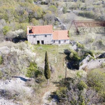 Imotski Lovreć četiri kamene kuće i velika okućnica 13000 m2