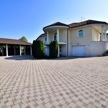 Impresivna kuća s velikom okućnicom – prostor, privatnost i potencijal