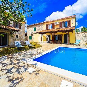 PRILIKA!!! Intimno istarsko imanje sa bazenom i 2 stambene jedinice