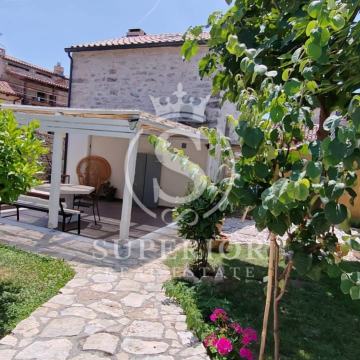 ISTARSKA KAMENA KUĆA S TERASOM I VRTOM