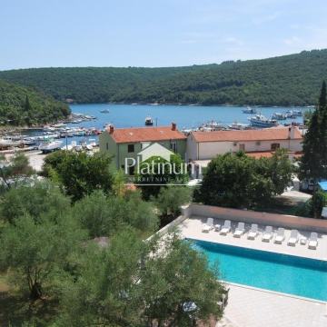 Istra, Krnica, prodaje se ekskluzivan hotel prvi red do mora