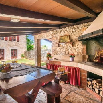 Istra, kamena kuća, 4 spavaće sobe, renovirana 2004., Marčana – idealn