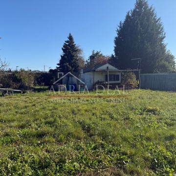 Istra,Medulin- zemljište sa dva legalizirana objekta,PRILIKA!