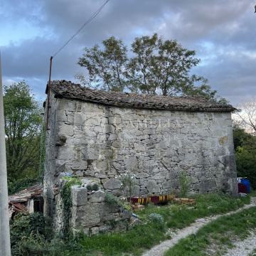 Istra okolica Buzeta  mala kamena kuća velikog potencijala!