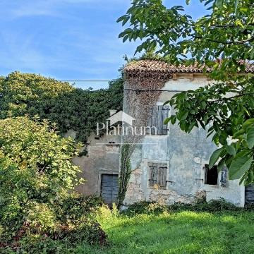 Istra, Pula, okolica, stara kamena kuća s okućnicom