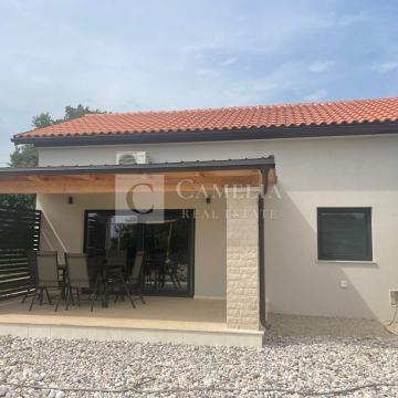 Istra Zakinji šarmantna novogradnja sa okućnicom!