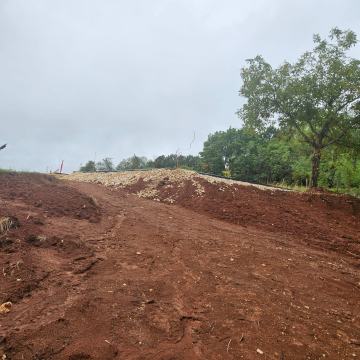 NOVA CIJENA! Prilika u Istri – zemljište s građevinskom dozvolom