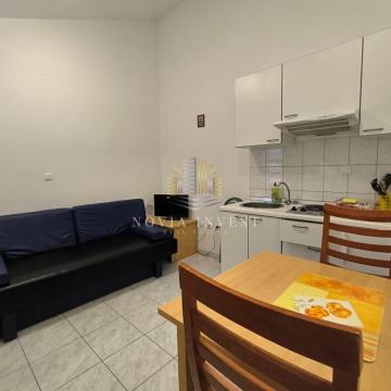 Jednosobni stan, prvi red uz more, vrt i roštilj