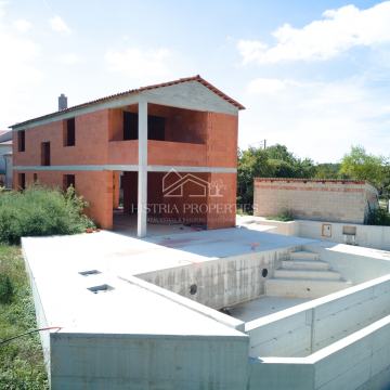 Izuzetno atraktivna kuća sa preljevnim bazenom za sve ljubitelje centr