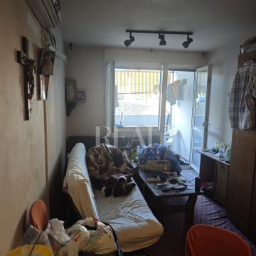 Izvrsna prilika dvosoban stan u Splitu, predio Sućidar, potrebna renov