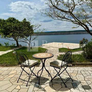 Jadranovo, dva stana s prekrasnim pogledom na more!