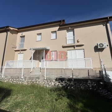 JADRANOVO,NOVIJA OBITELJSKA KUĆA NA LIJEPOJ LOKACIJI