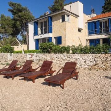 Jedinstvena kuća prvi red do mora, otok Brač