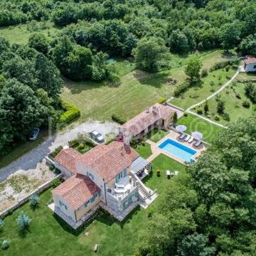 JEDINSTVENA VILA SA BAZENOM U ŠUMI ,2.767 m2 OKUĆNICE, KRNICA