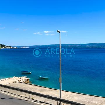 JESENICE - Kompletno novouređen stan - 1. red do mora!