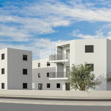 K. STARI*** Dvosoban stan u prizemlju novogradnje, 60m2 + 157m2 vrt