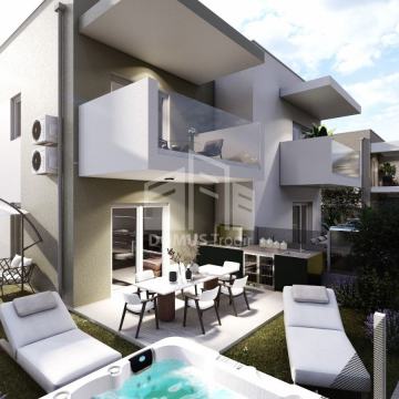 K. SUCURAC*** Dvosobni stan u prizemlju s vrtom !