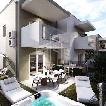 K. SUCURAC*** Dvosobni stan u prizemlju s vrtom !