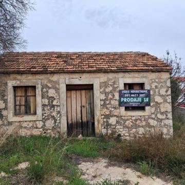 Kamena kuća 300 m od mora – Rogoznica, zemljište 550 m², mogućnost P+2