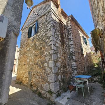 PRILIKA- KAMENA KUĆA- ADAPTIRANA - NA DVIJE ETAŽE !!