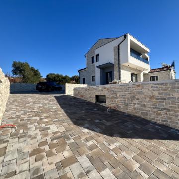 Kuća: Benkovac centar, 157.00 m2 + konoba 9m2 NOVOGRADNJA