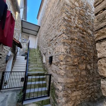 Kamena kuća u centru Kaštel Sućurca