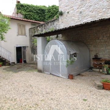 Kamena kuća u centru mjesta !!