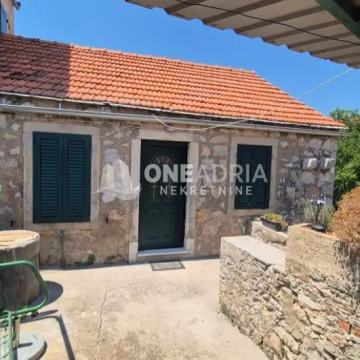 KAMENA KUĆA SA DVORIŠTEM!