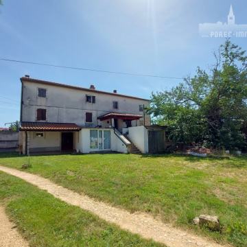 Kamena kuća za kompletnu renovaciju na 3 etaže, 650 m2 dvorišta i gara