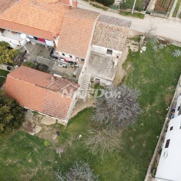 Kamena kuća i kuća u nizu 150m od mora