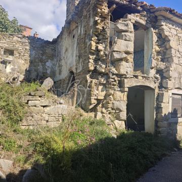 Kamena kuća za obnovu s dvorištem, iznad Buzeta