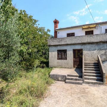 Kamena kuća s okućnicom na mirnoj lokaciji!