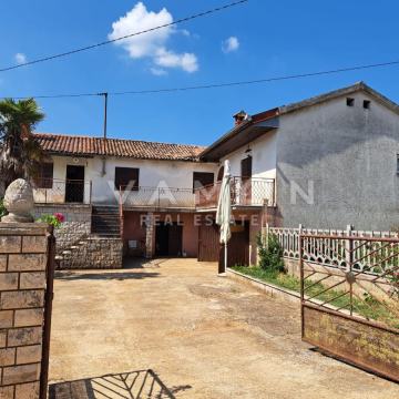 Kamena kuća sa okućnicom