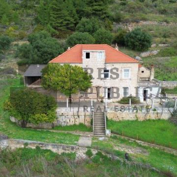 KAMENA KUĆA NA PELJEŠCU