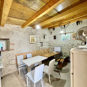 KAMENA KUĆA S POTENCIJALOM U CENTRU BRTONIGLE – DIREKTAN PRISTUP S CES