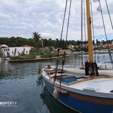 Kamena kuća prvi red uz more sa parkingom – centar Vrboske, otok Hvar