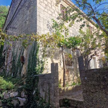 Kamena kuća za renovaciju u zaseoku iz bajke(VIGANJ-PELJEŠAC)